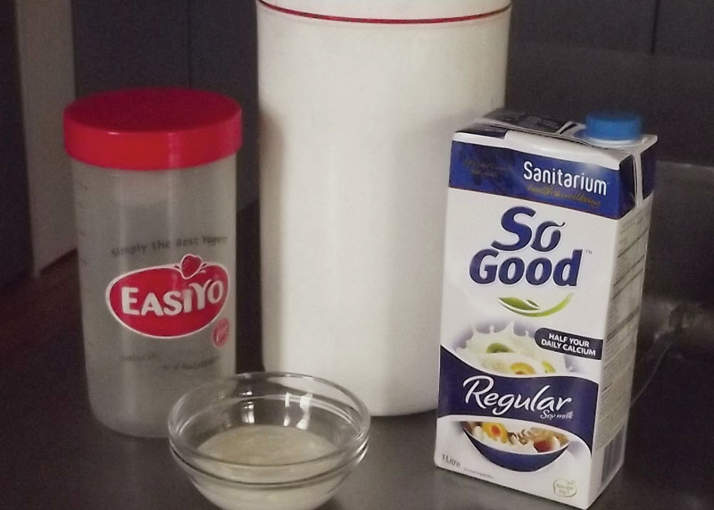 Demonstration of how to make yoghurt in an EasiYo